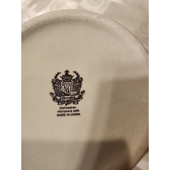 Exclusive Coffee Mug “Give Me Coffee And No One Gets Hurt" - Picture 8 of 8